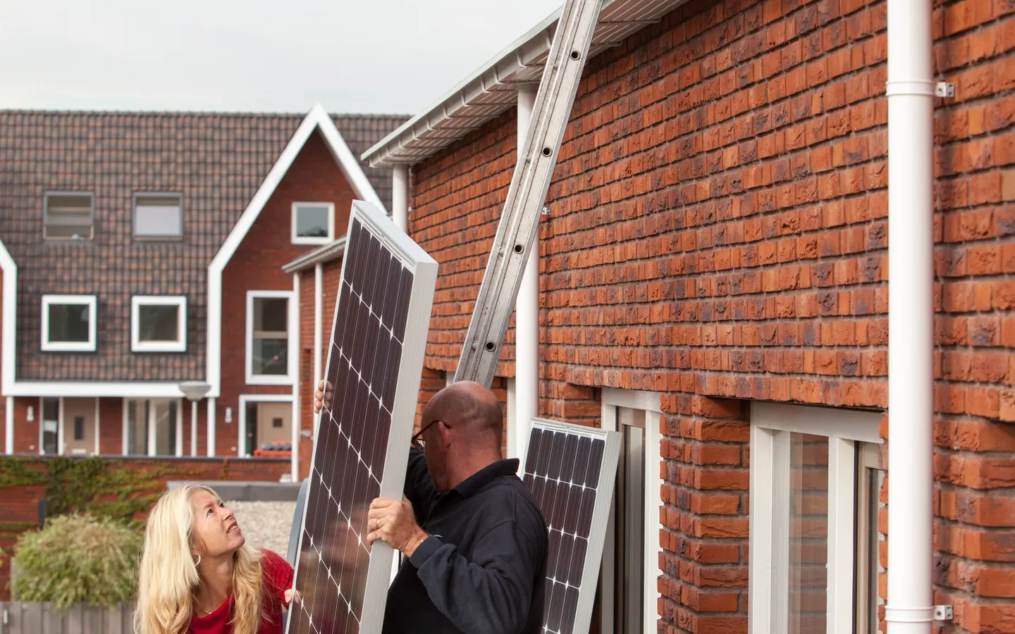 Pose de panneaux solaires sur une toiture