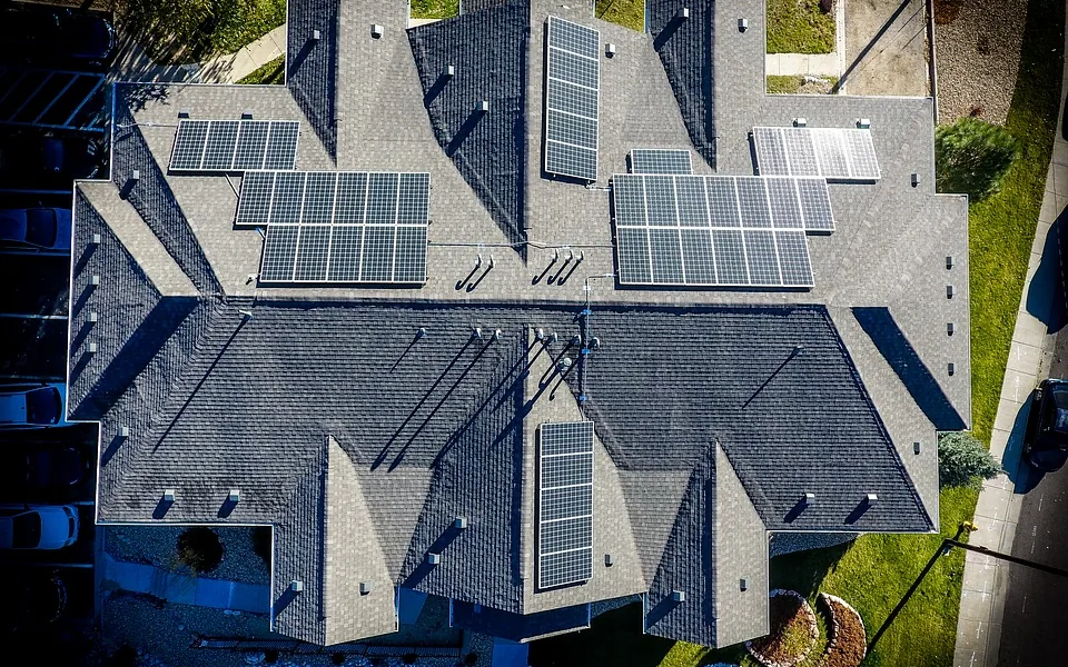 Vue aérienne d’une maison équipée de plusieurs champs photovoltaïques