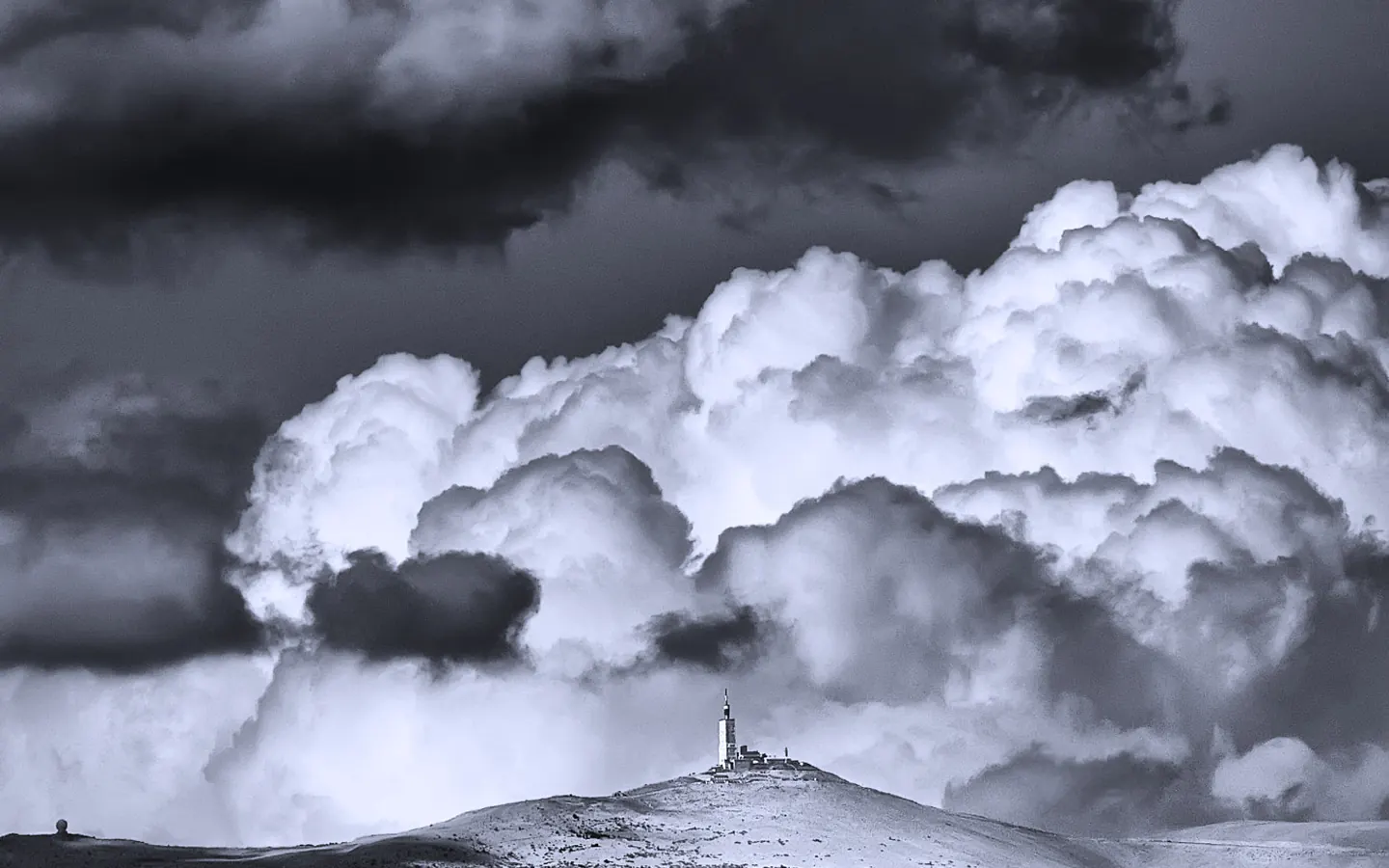 Le mont Ventoux vu depuis la plaine provençale